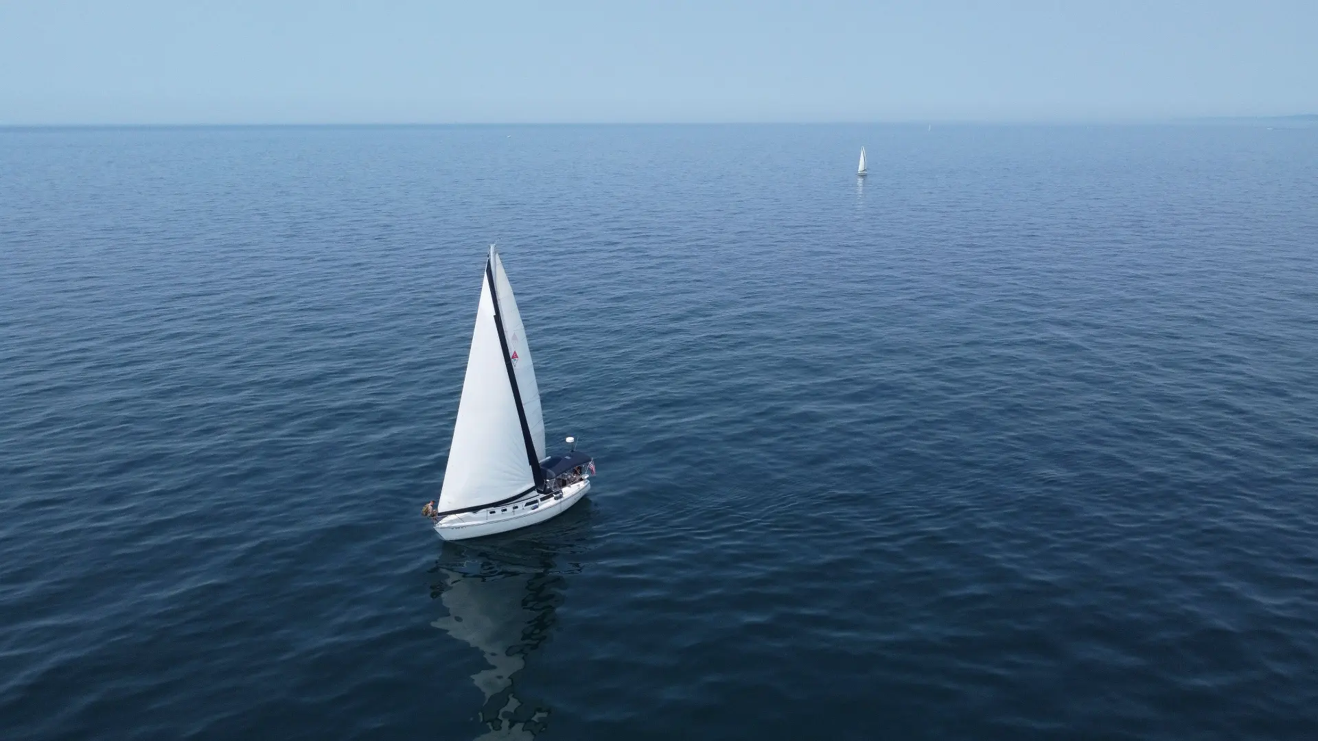 Segelyacht mit Crew auf dem Meer
